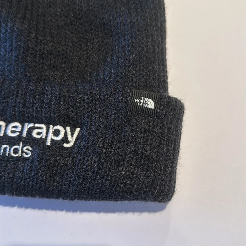 NWT The NorthFace Therapy‎ Brands Pom Hat Winter OS Gray